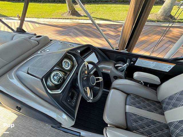 Slide: The Image of Luxurious Seating Throughout. - 15272577