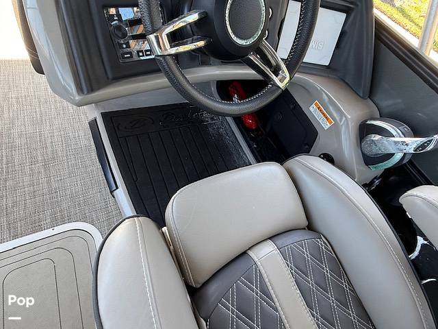 Slide: The Image of Luxurious Seating Throughout. - 15272578