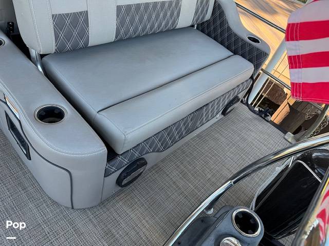 Slide: The Image of Luxurious Seating Throughout. - 15272588