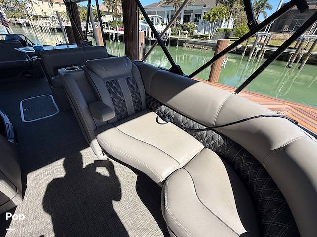 Slide: The Image of Luxurious Seating Throughout. - 15272594