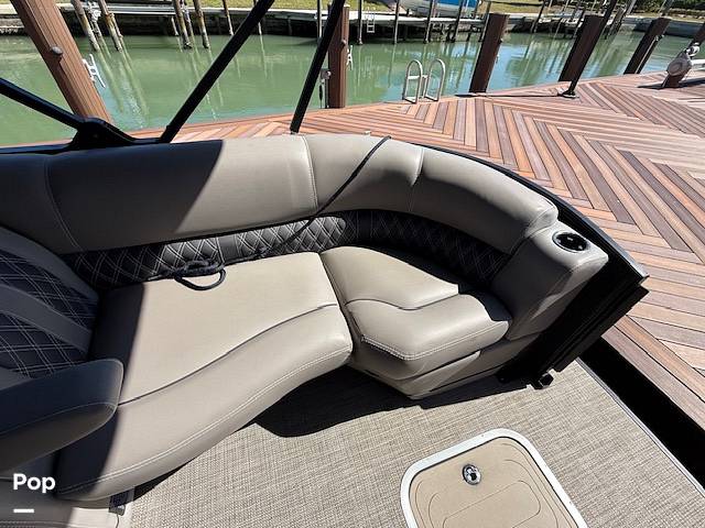 Slide: The Image of Luxurious Seating Throughout. - 15272597