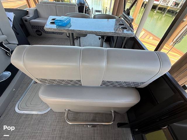 Slide: The Image of Luxurious Seating Throughout. - 15272606