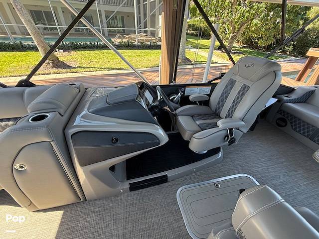 Slide: The Image of Luxurious Helm Super Comfort - 15272607