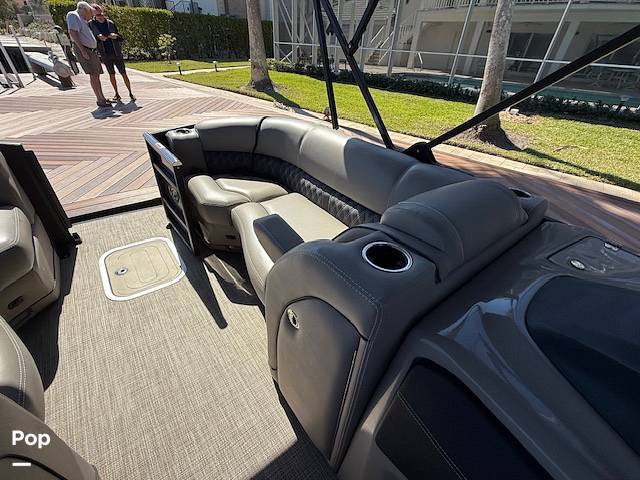 Slide: The Image of Luxurious Seating Throughout. - 15272602