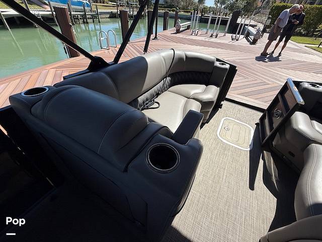 Slide: The Image of Luxurious Seating Throughout. - 15272603