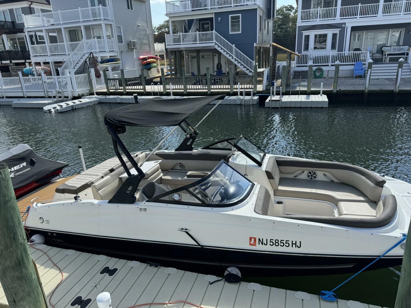 Slide: The Image of Bayliner 215 Deck Boat 2017 - 4725339