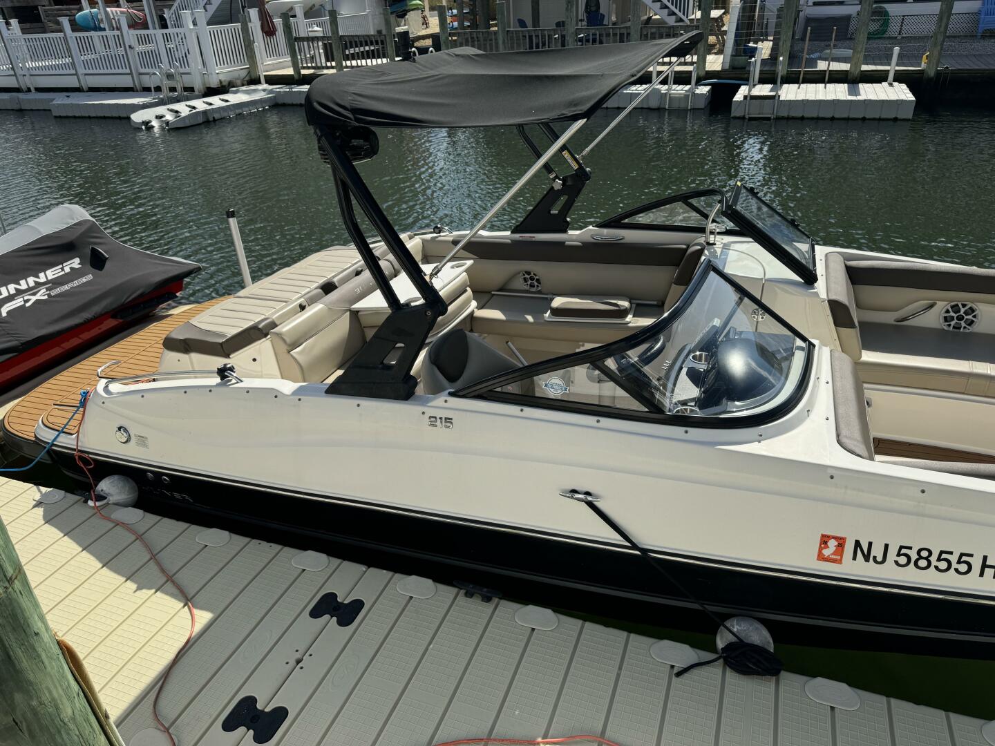 Slide: The Image of Bayliner 215 Deck Boat 2017 - 4725394