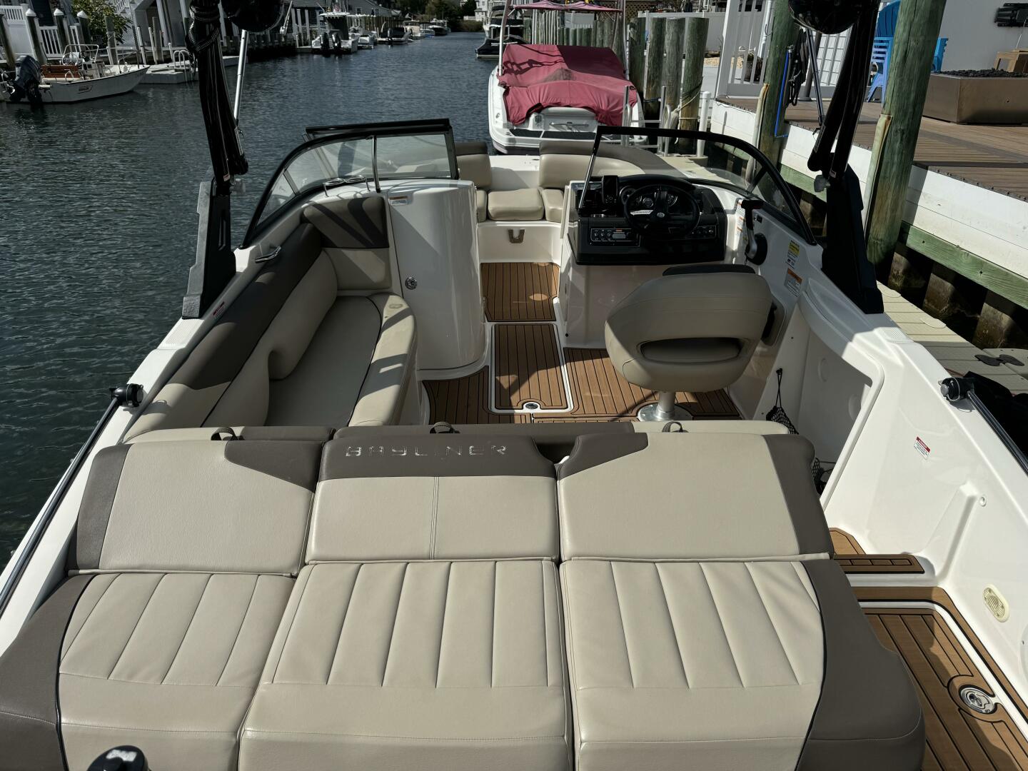 Slide: The Image of Bayliner 215 Deck Boat 2017 - 4725348