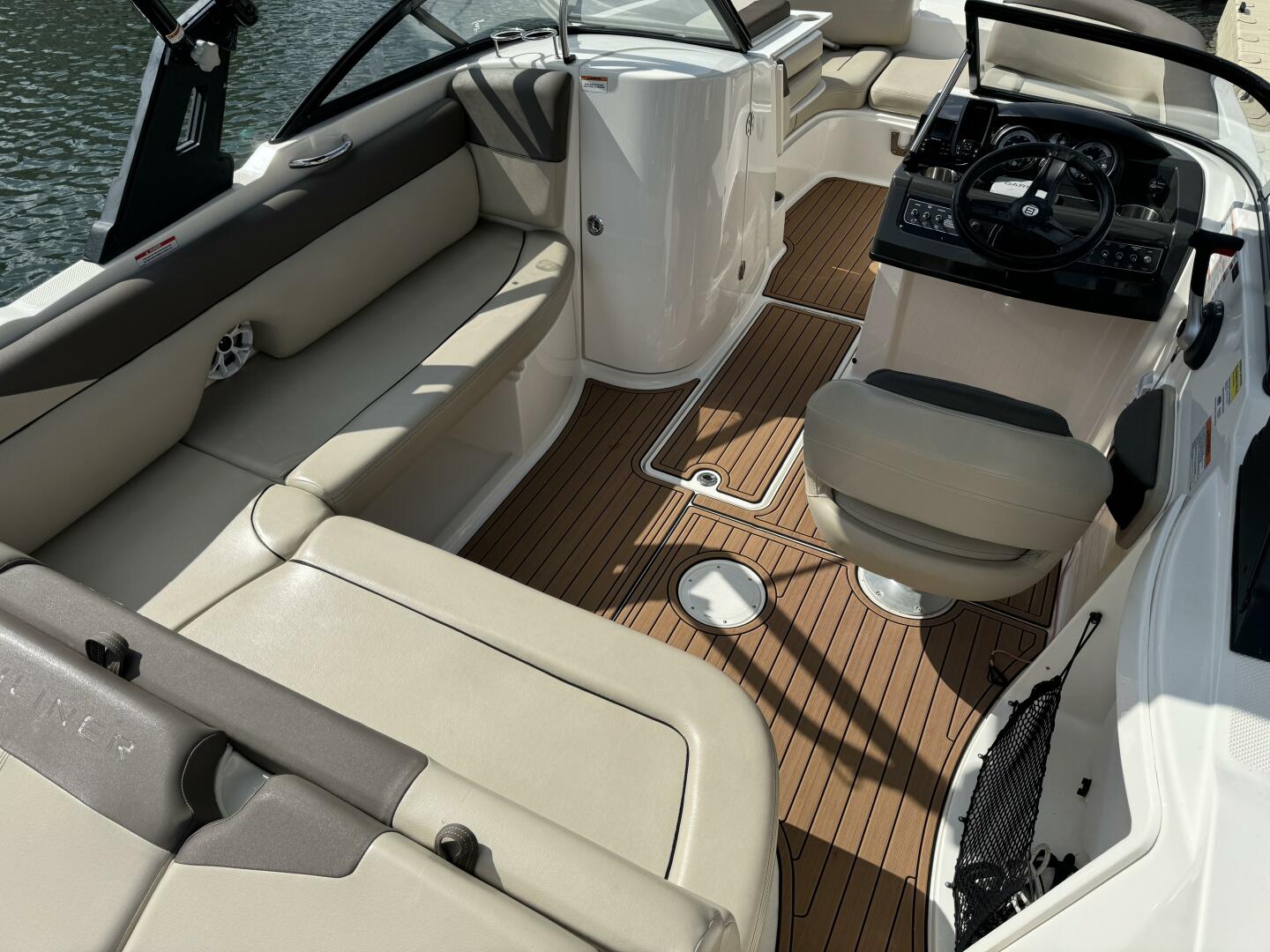 Slide: The Image of Bayliner 215 Deck Boat 2017 - 4725349