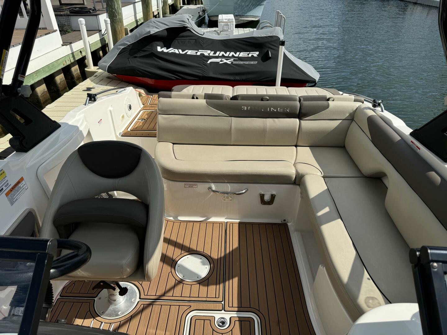 Slide: The Image of Bayliner 215 Deck Boat 2017 - 4725342