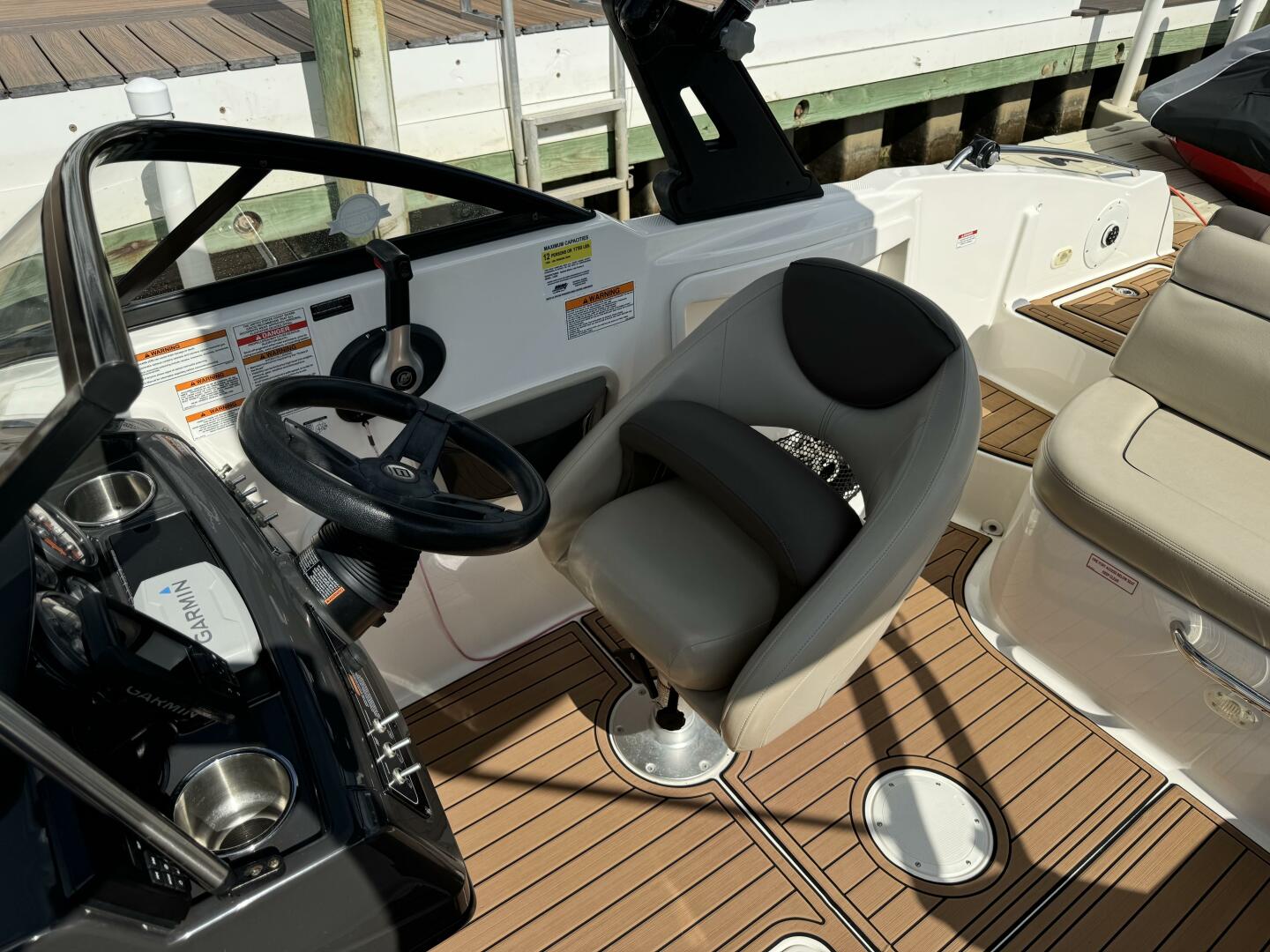 Slide: The Image of Bayliner 215 Deck Boat 2017 - 4725343