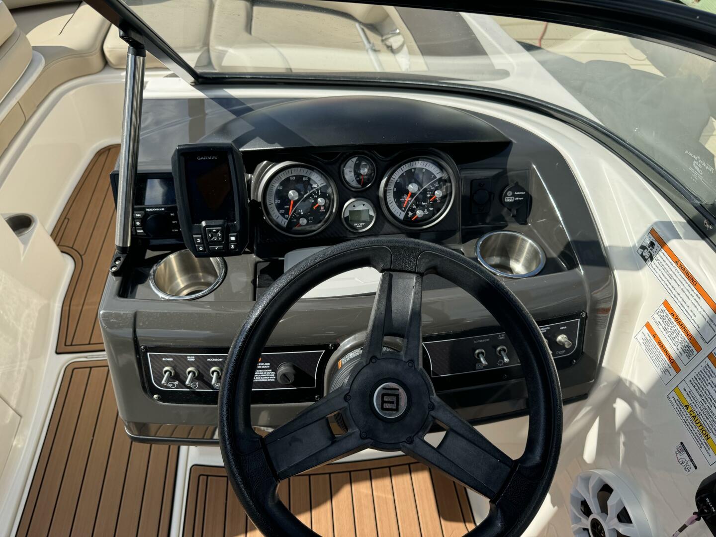 Slide: The Image of Bayliner 215 Deck Boat 2017 - 4725357