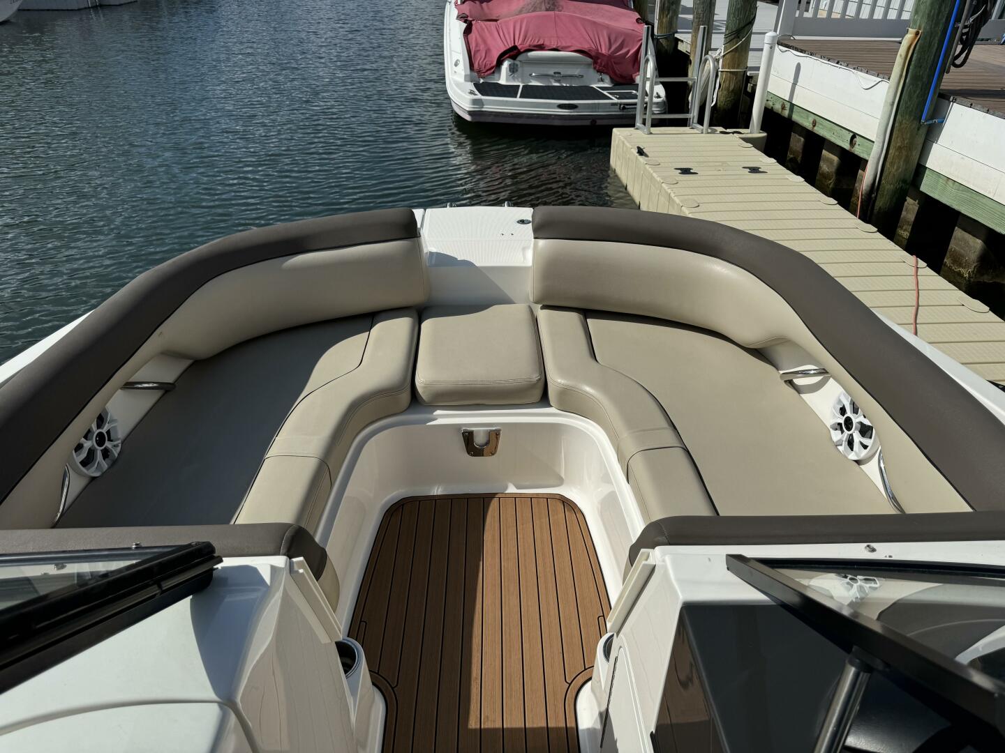 Slide: The Image of Bayliner 215 Deck Boat 2017 - 4725362