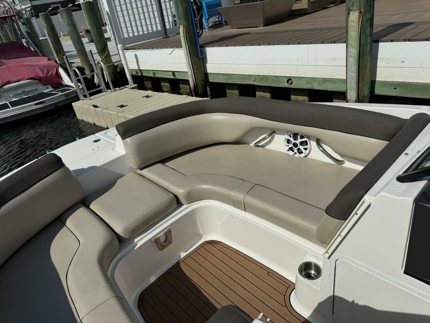 Slide: The Image of Bayliner 215 Deck Boat 2017 - 4725365