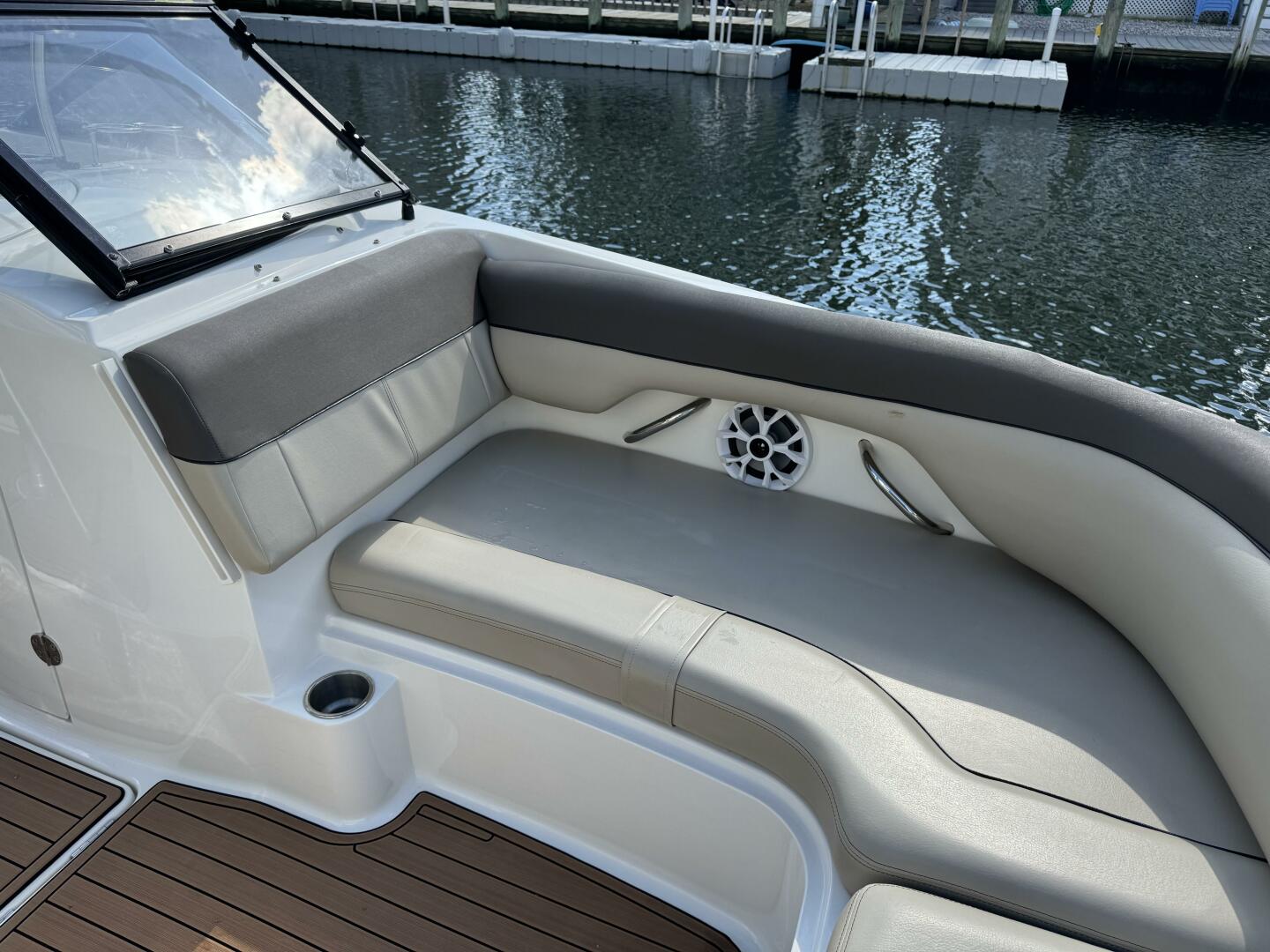 Slide: The Image of Bayliner 215 Deck Boat 2017 - 4725370