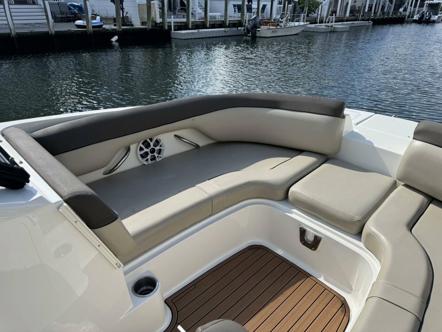 Slide: The Image of Bayliner 215 Deck Boat 2017 - 4725368