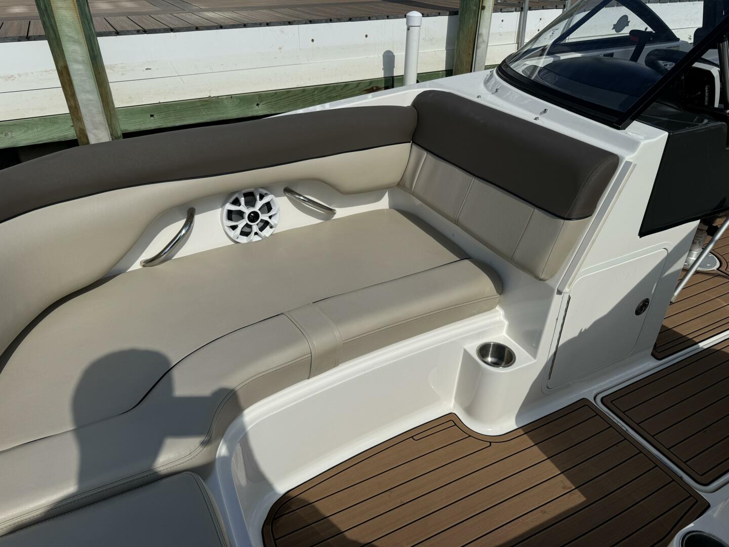 Slide: The Image of Bayliner 215 Deck Boat 2017 - 4725373