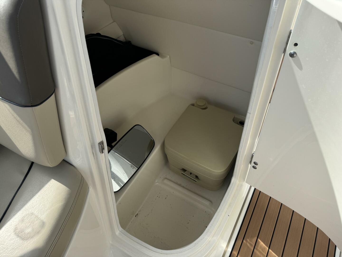 Slide: The Image of Bayliner 215 Deck Boat 2017 - 4725353