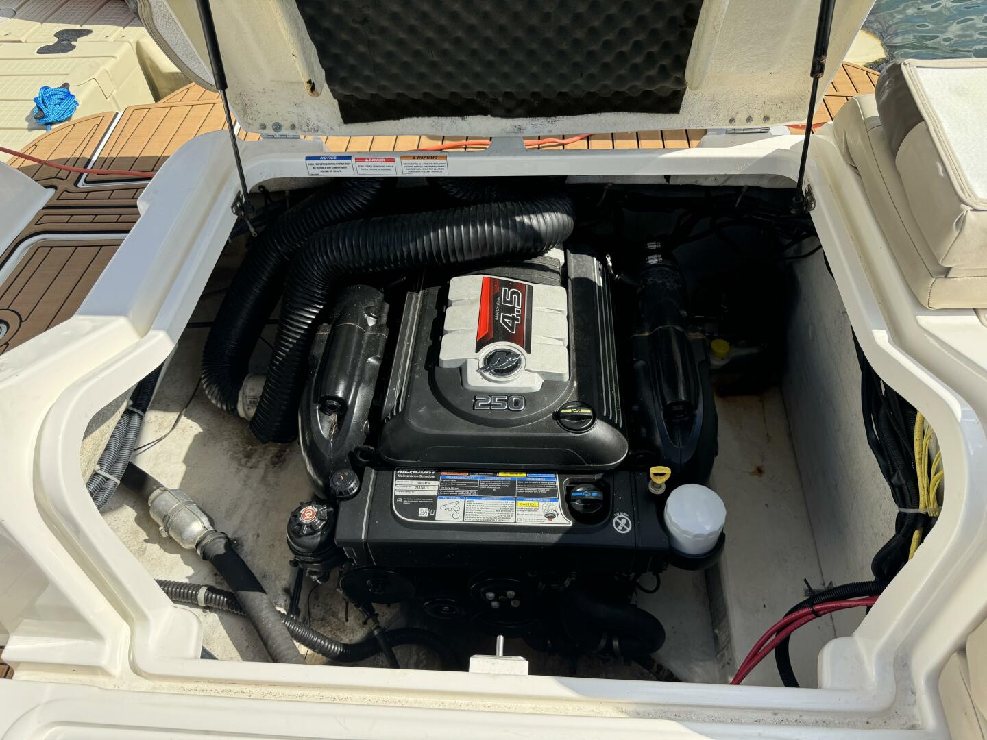 Slide: The Image of Bayliner 215 Deck Boat 2017 - 4725360