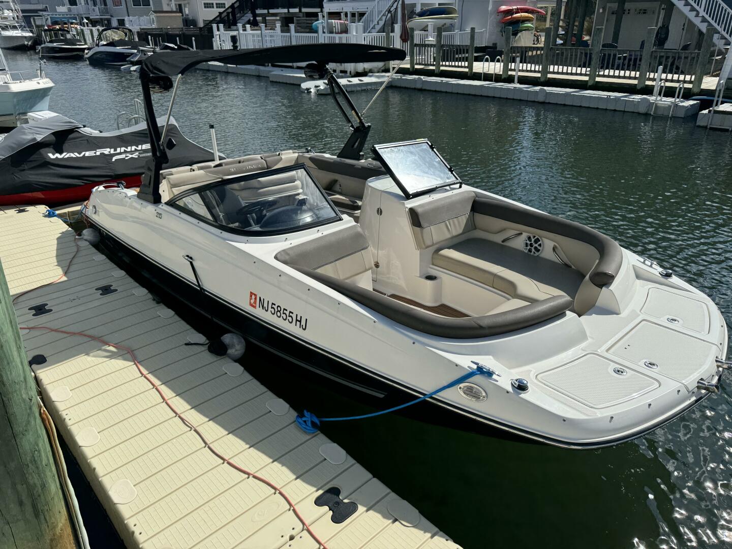 Slide: The Image of Bayliner 215 Deck Boat 2017 - 4725396