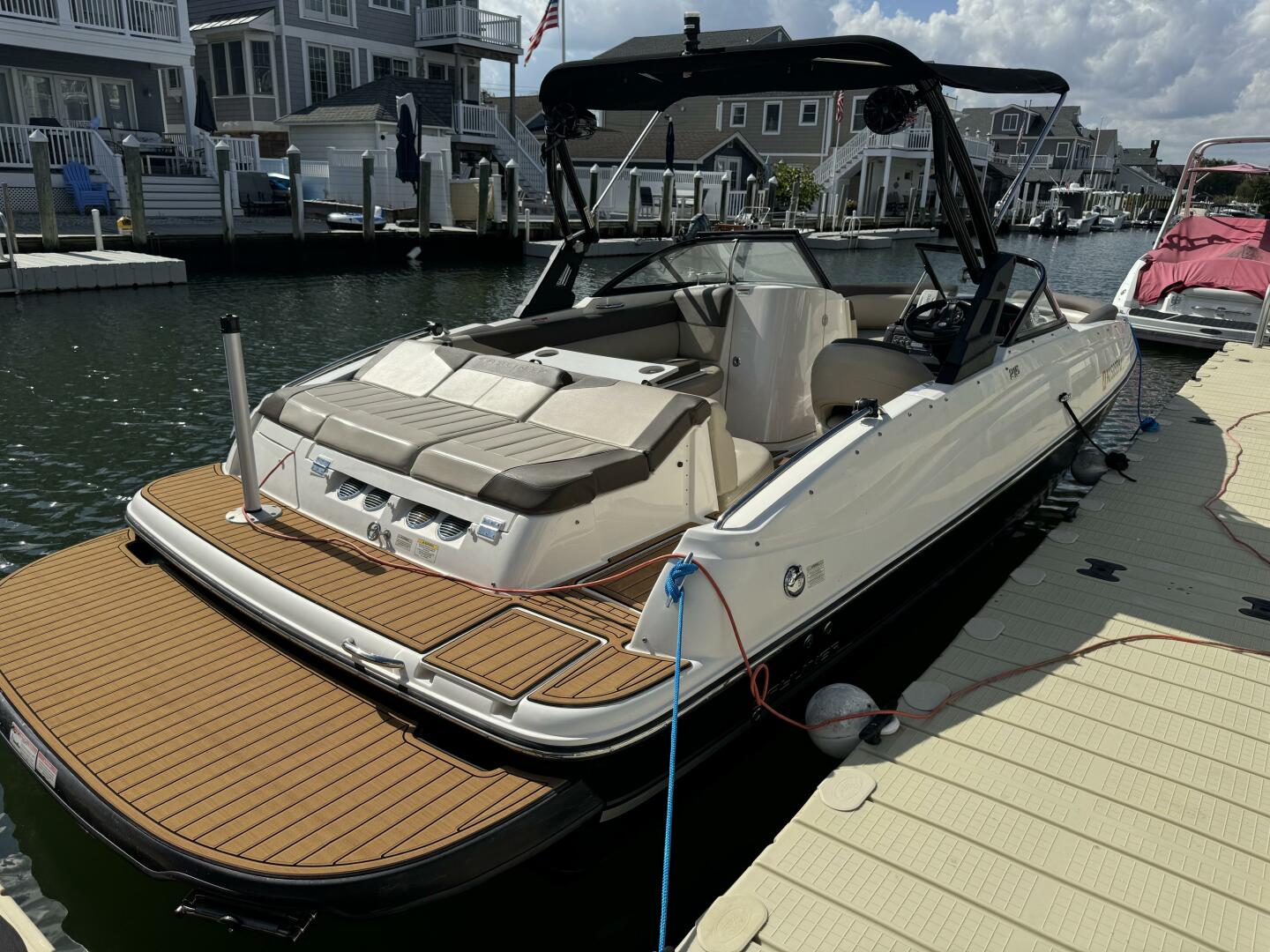 Slide: The Image of Bayliner 215 Deck Boat 2017 - 4725379