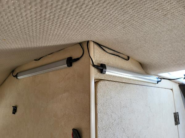 Slide: The Image of Interior lighting of 1995 Bayliner 2355 Ciera Sunbridge boat cabin. - 17