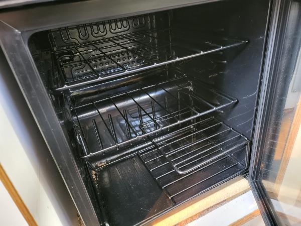 Slide: The Image of 1995 Bayliner 2355 Ciera Sunbridge oven interior with multiple racks. - 9