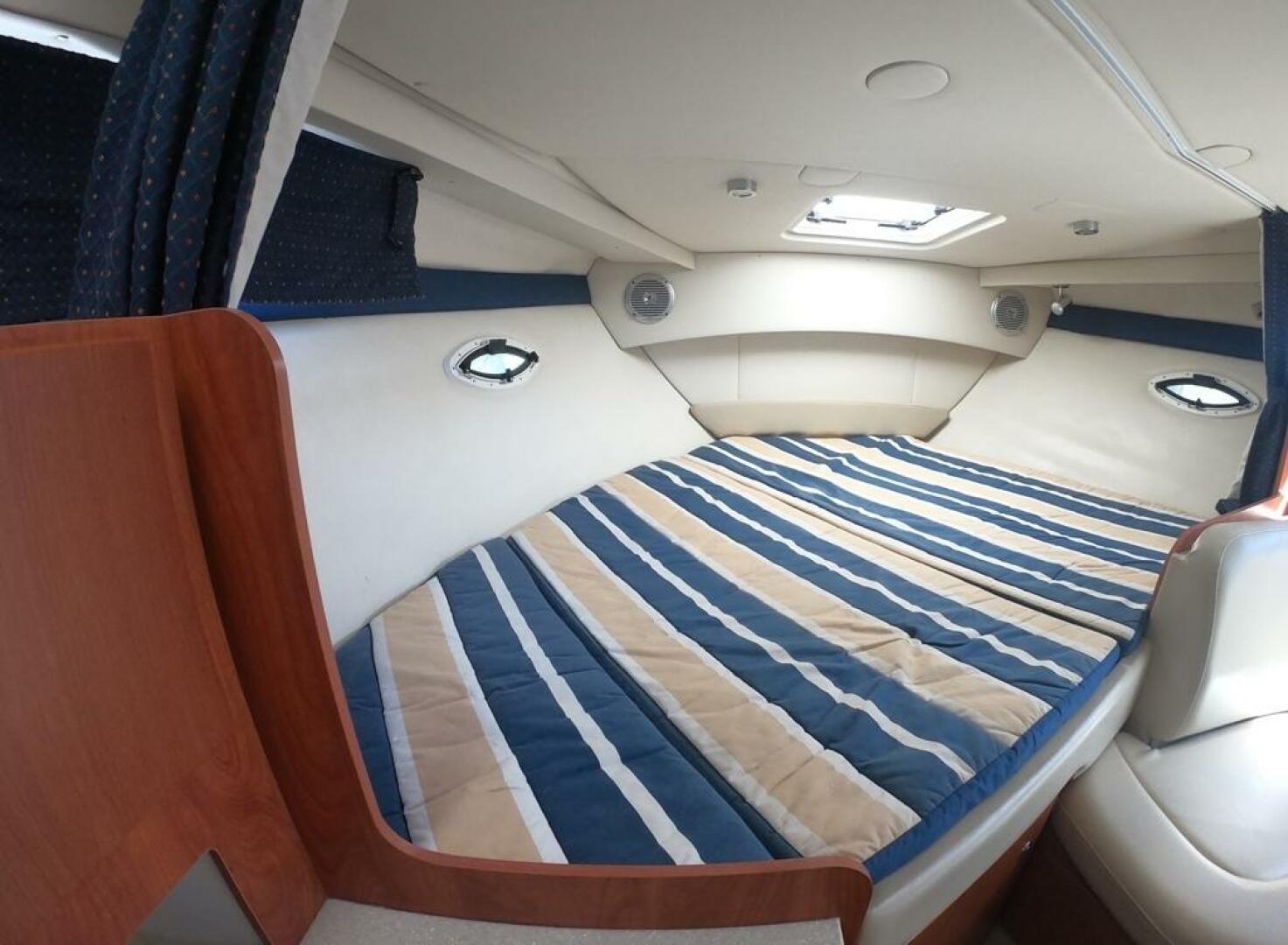 Slide: The Image of Bayliner 315 Express 2010 - 4824936