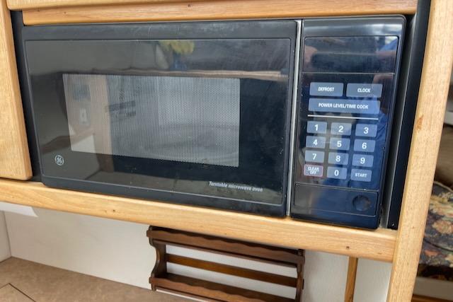 Slide: The Image of Built-in microwave in 2000 Bayliner 3388 boat kitchen. - 20
