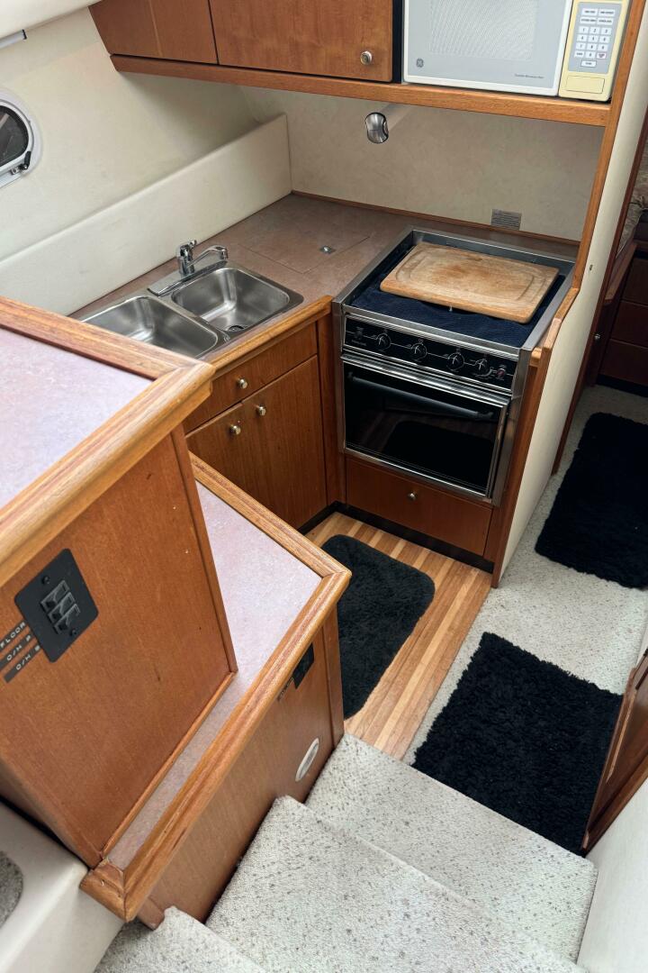 Slide: The Image of Bayliner 3388 Command Bridge Motoryacht 1996 - 5345261