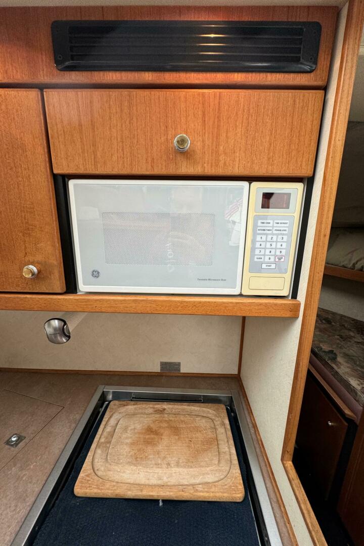 Slide: The Image of Bayliner 3388 Command Bridge Motoryacht 1996 - 5345267