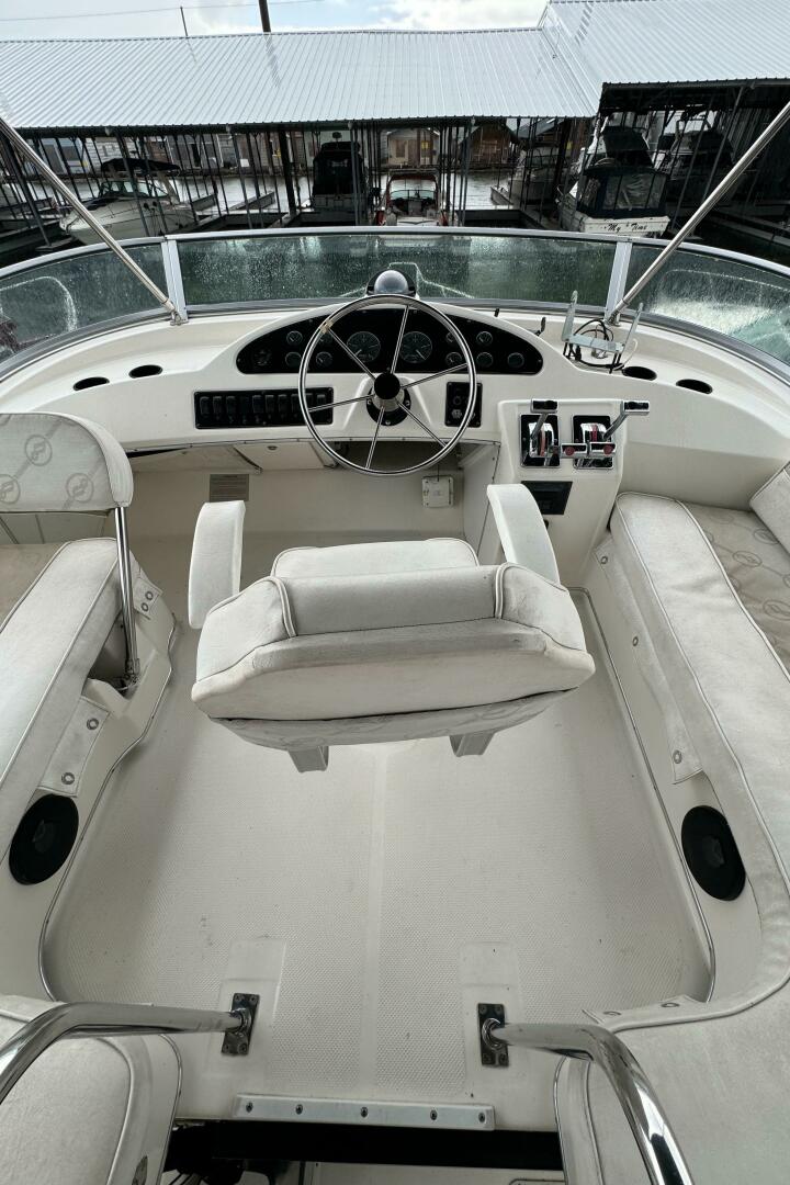 Slide: The Image of Bayliner 3388 Command Bridge Motoryacht 1996 - 5345269