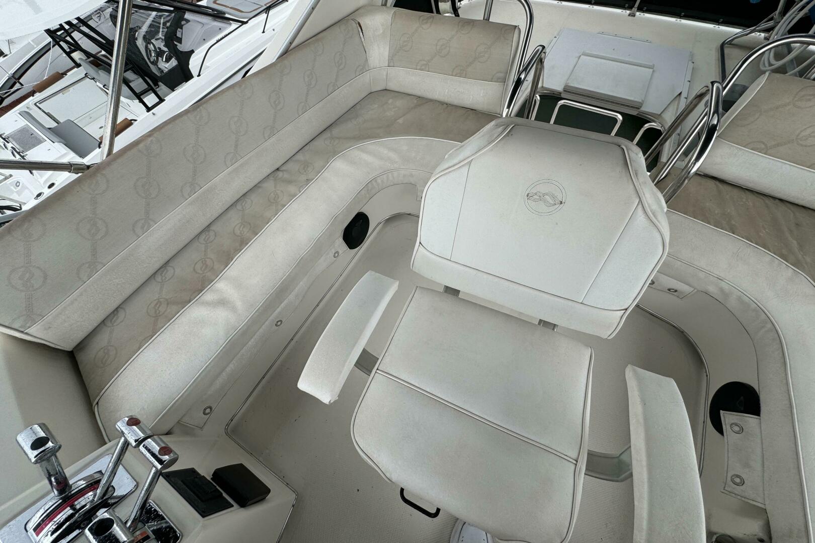 Slide: The Image of Bayliner 3388 Command Bridge Motoryacht 1996 - 5345273