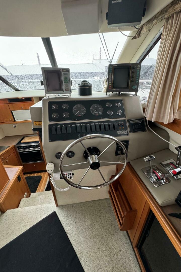 Slide: The Image of Bayliner 3388 Command Bridge Motoryacht 1996 - 5345278
