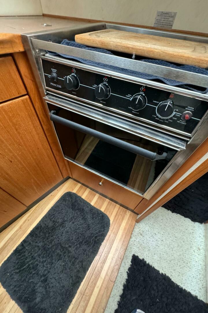 Slide: The Image of Bayliner 3388 Command Bridge Motoryacht 1996 - 5345280