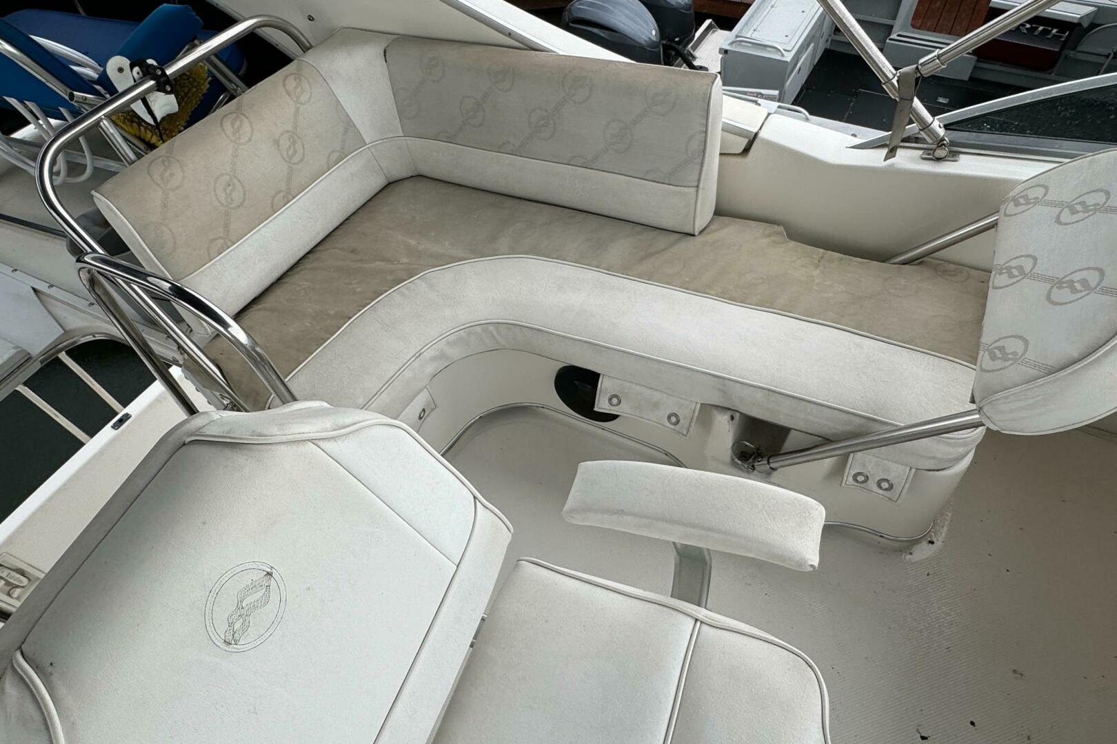 Slide: The Image of Bayliner 3388 Command Bridge Motoryacht 1996 - 5345288