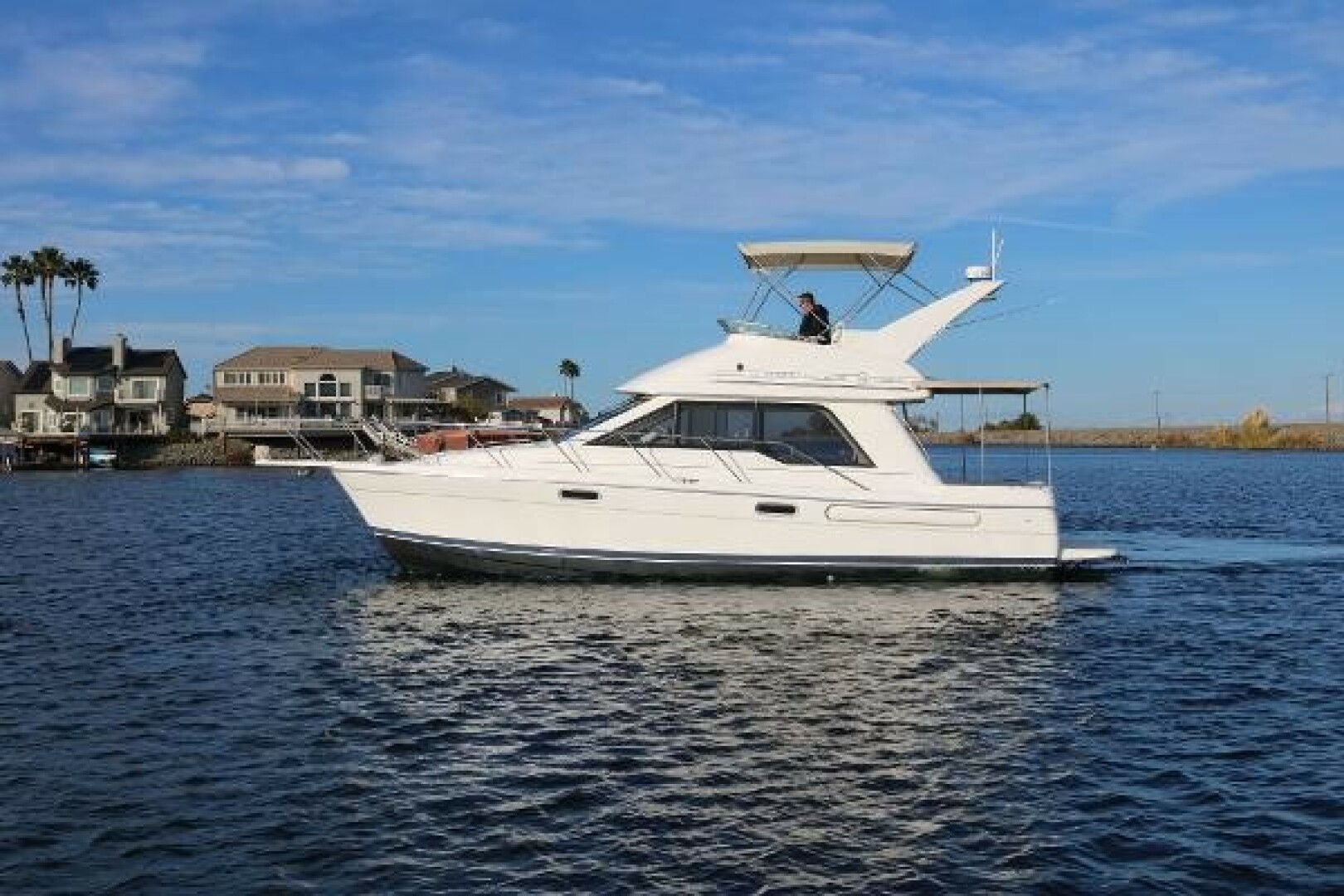 Slide: The Image of Bayliner 3388 Command Bridge Motoryacht 1998 - 5306696
