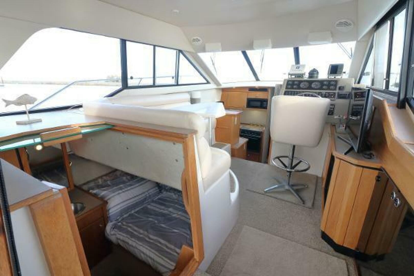 Slide: The Image of Bayliner 3388 Command Bridge Motoryacht 1998 - 5306761