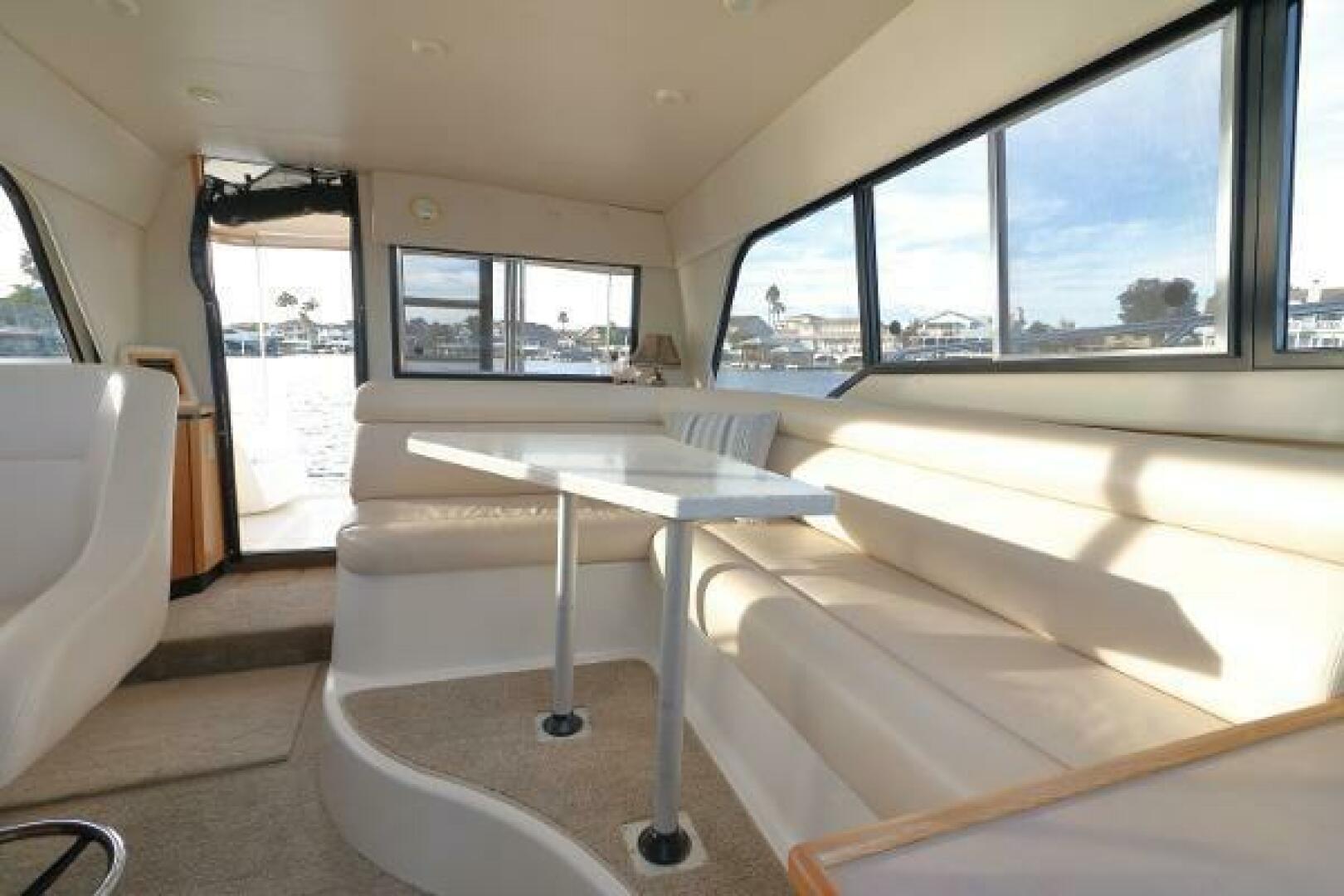 Slide: The Image of Bayliner 3388 Command Bridge Motoryacht 1998 - 5306763