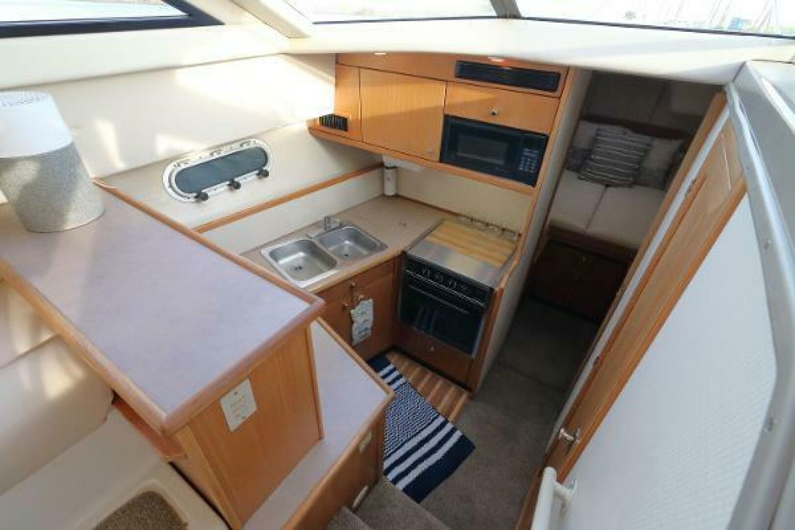 Slide: The Image of Bayliner 3388 Command Bridge Motoryacht 1998 - 5306766