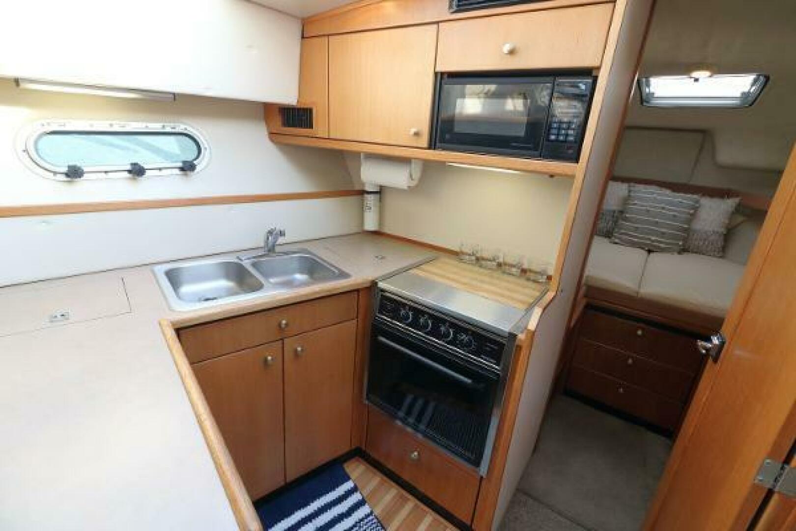 Slide: The Image of Bayliner 3388 Command Bridge Motoryacht 1998 - 5306767