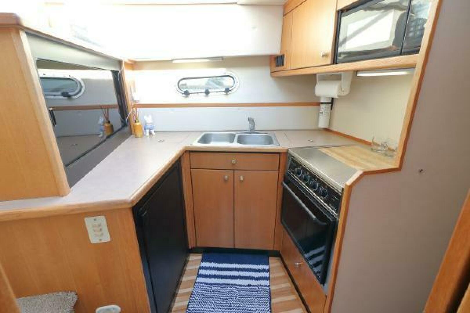 Slide: The Image of Bayliner 3388 Command Bridge Motoryacht 1998 - 5306768