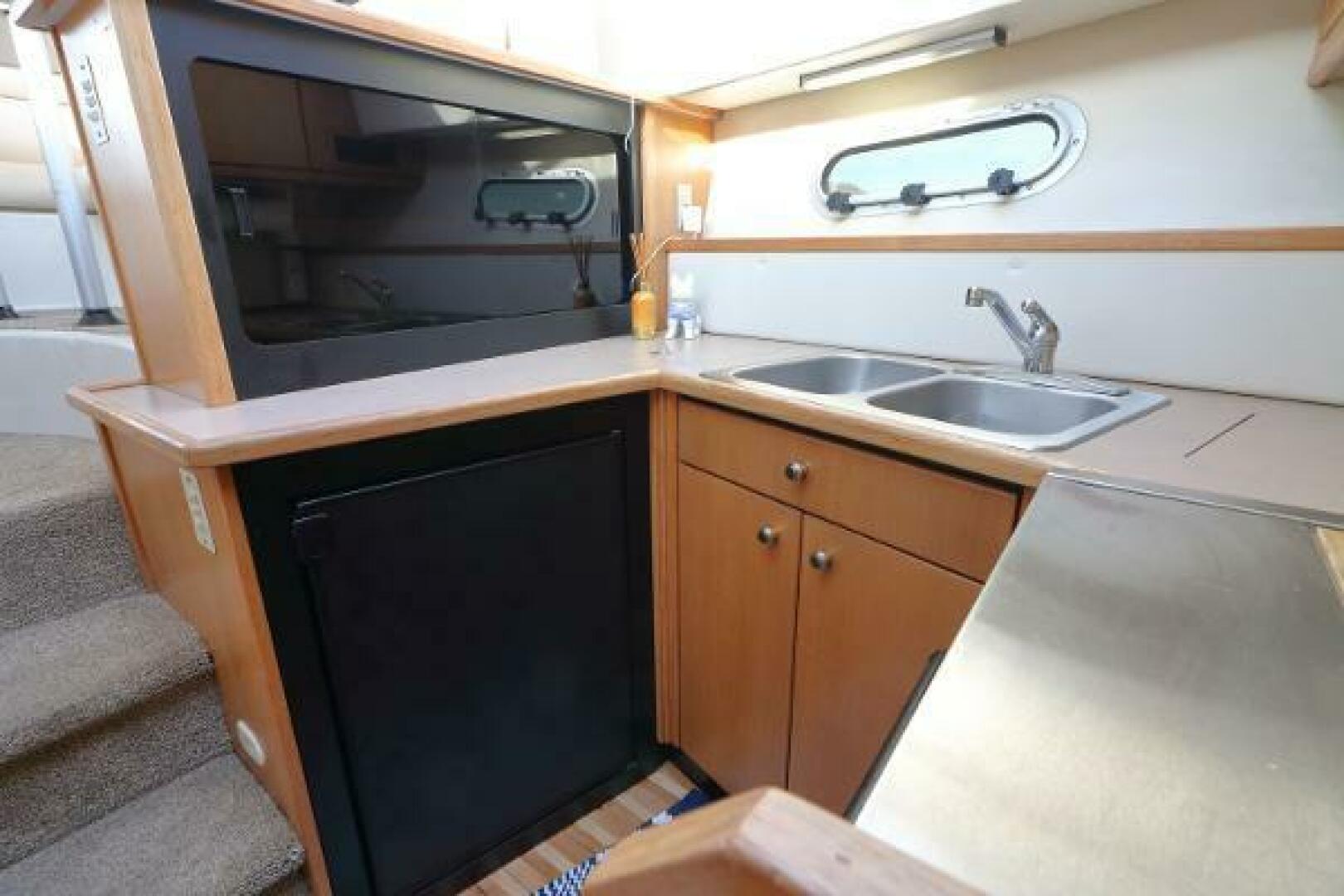 Slide: The Image of Bayliner 3388 Command Bridge Motoryacht 1998 - 5306769