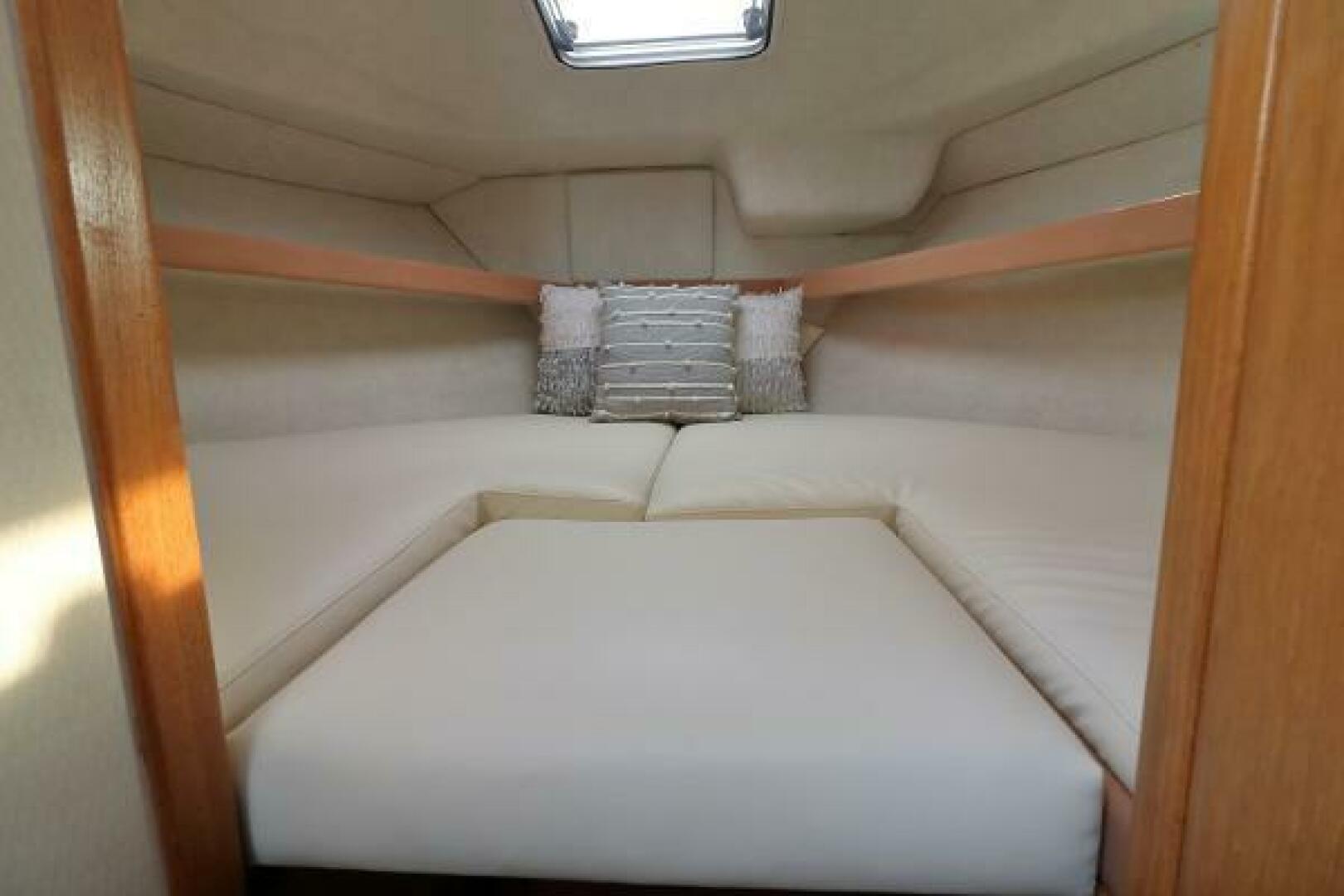 Slide: The Image of Bayliner 3388 Command Bridge Motoryacht 1998 - 5306770