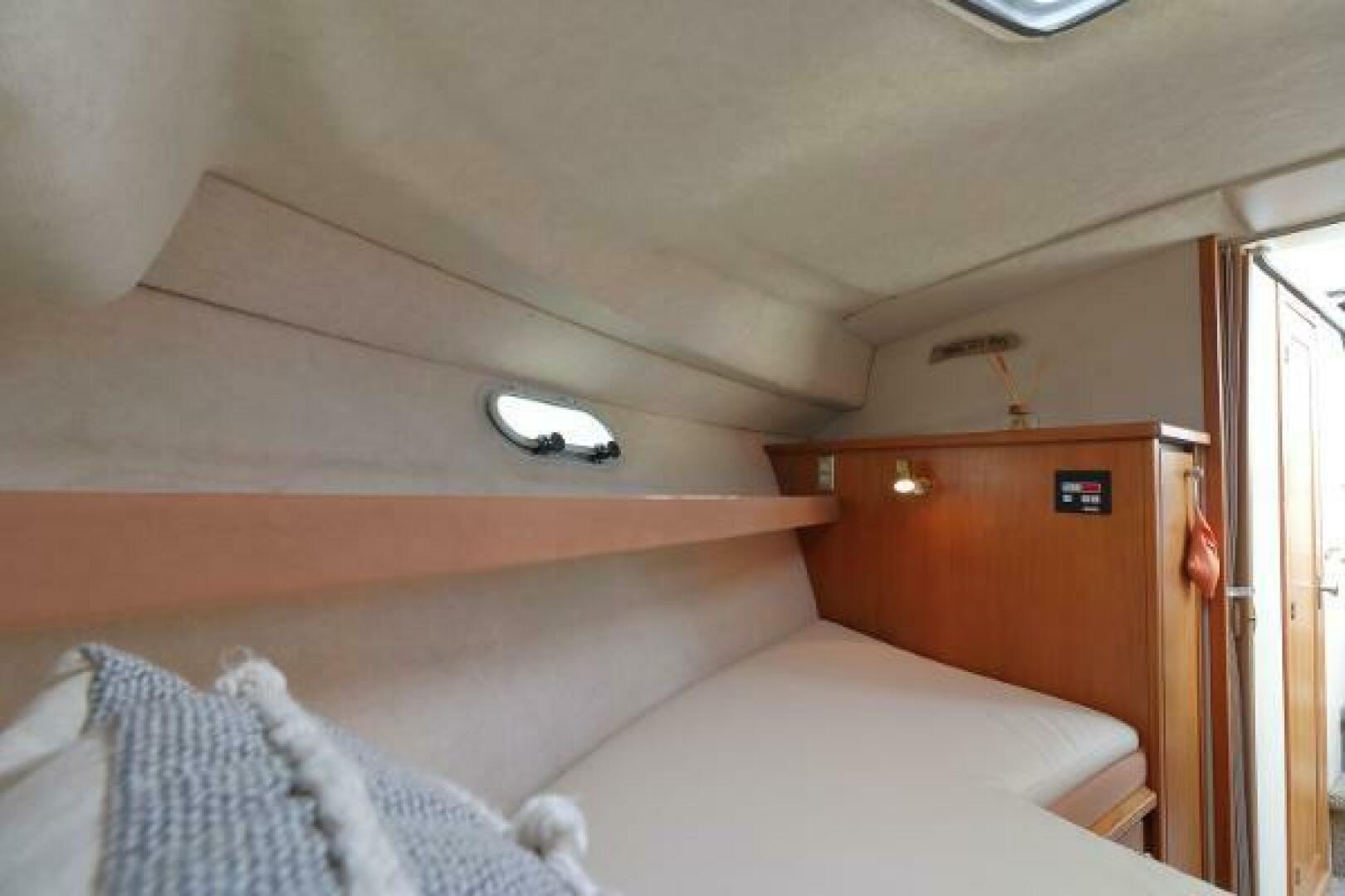 Slide: The Image of Bayliner 3388 Command Bridge Motoryacht 1998 - 5306773