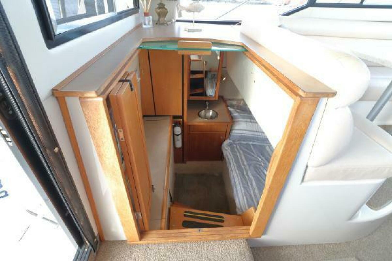 Slide: The Image of Bayliner 3388 Command Bridge Motoryacht 1998 - 5306774