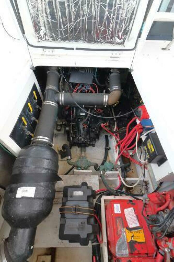 Slide: The Image of Bayliner 3388 Command Bridge Motoryacht 1998 - 5306793