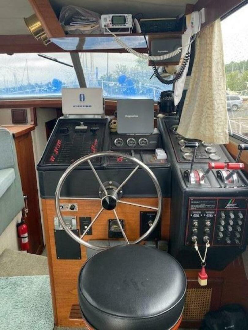 Slide: The Image of Bayliner 3870 Motoryacht 1985 - 4222551