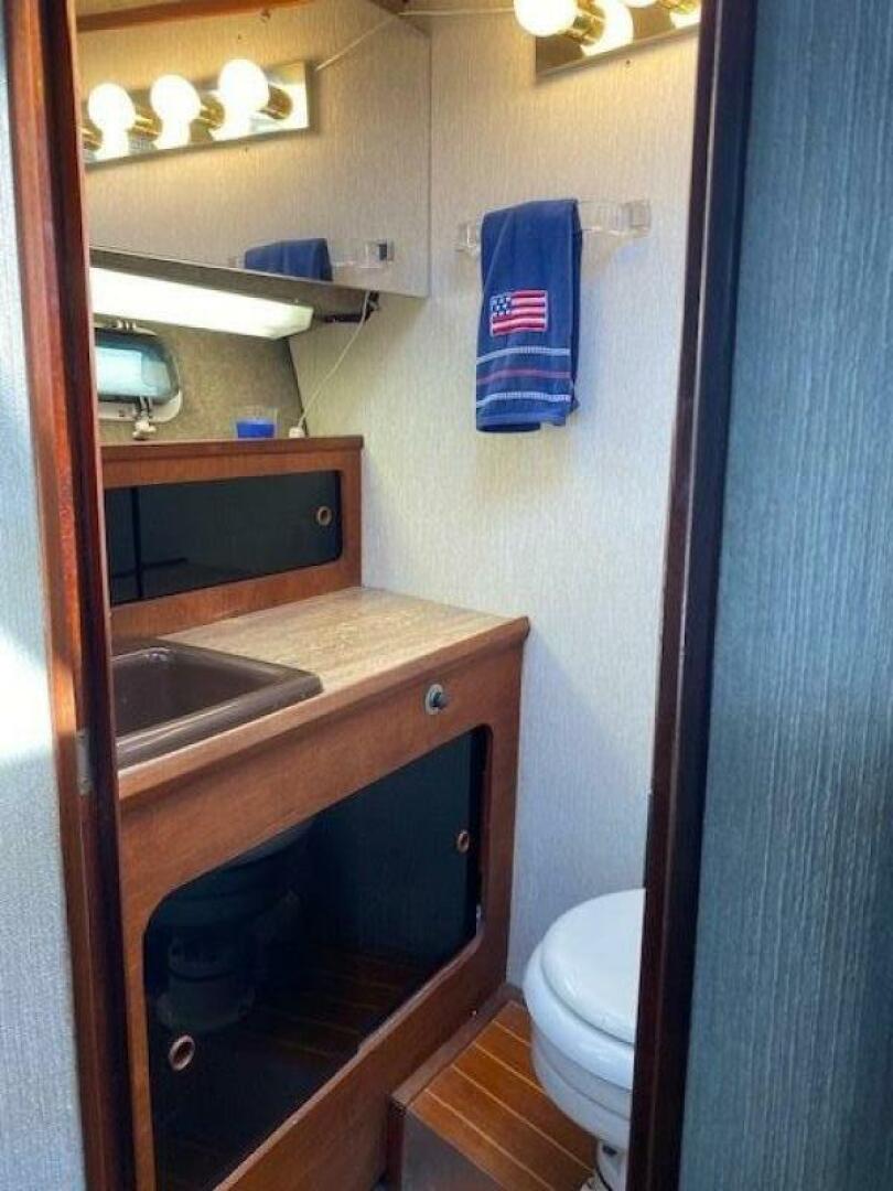 Slide: The Image of Bayliner 3870 Motoryacht 1985 - 4222553