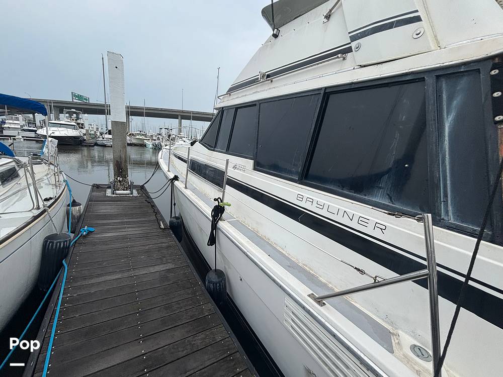 Slide: The Image of Bayliner 3888 Motoryacht 1990 - 15647734